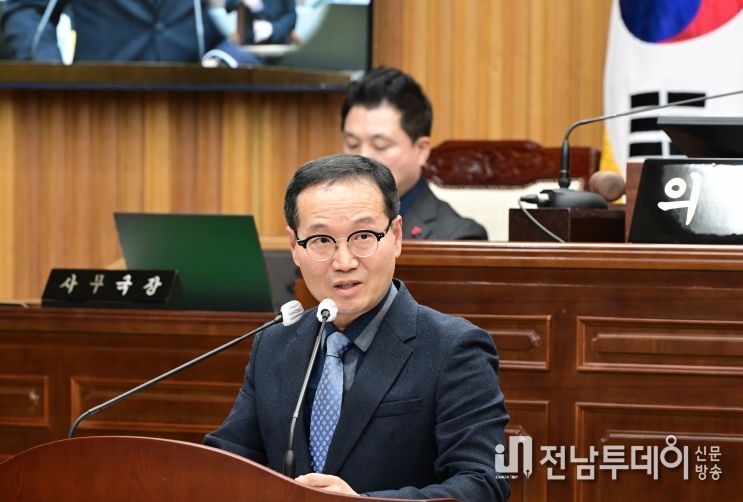 시정질문하는 이형완 의원
