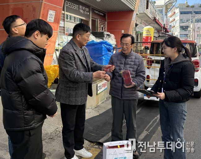 전통시장에 화재 대피용 방연마스크 700매 배부