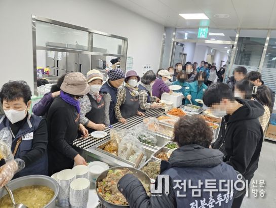 무안국제공항 구내식당에서 자원봉사자들이 식사 배식을 하고 있다.