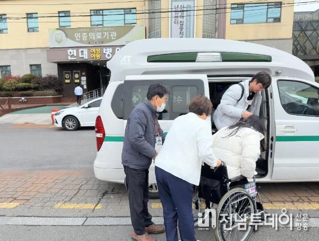 순천시보건소에서 구급차과 의료진을 파견시켜 산모의 안전한 이송을 돕고 있다