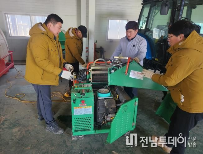 농기계 역량강화 교육을 받는 모습