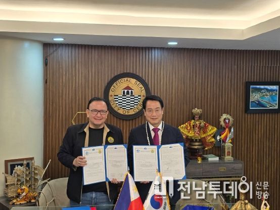필리핀 세부 2026여수세계섬박람회 참가 협약식 (왼쪽부터 레이몬드 알빈 가르시아 세부시장, 최정기 여수부시장)