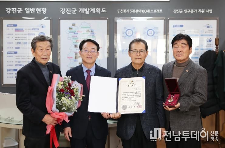 강진군, 6·25 참전용사 유족에 화랑무공훈장 전수