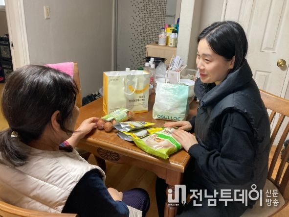 화순군정신건강복지센터 직원이 설 명절맞이 선물을 전달하는 장면