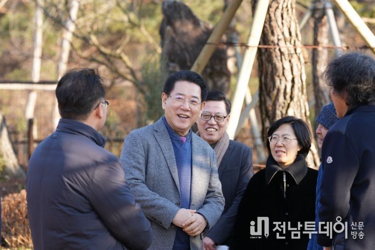김영록 전라남도지사가 30일 구례 광의면 ‘반야원’ 정원을 방문, 현황을 청취하고 현장을 둘러보고 있다.