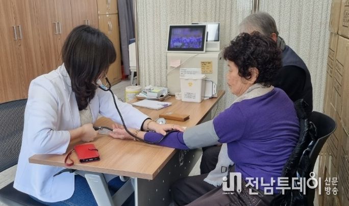 영광군, AI-IoT 어르신 건강관리서비스 신규 참여자 300명 모집