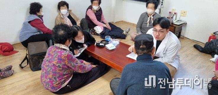 지난해 실시한 취약지 경로당 순회의료서비스