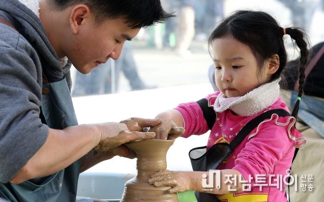 제53회 강진 청자축제장을 찾은 어린이들이 물레성형을 해보고 있다.