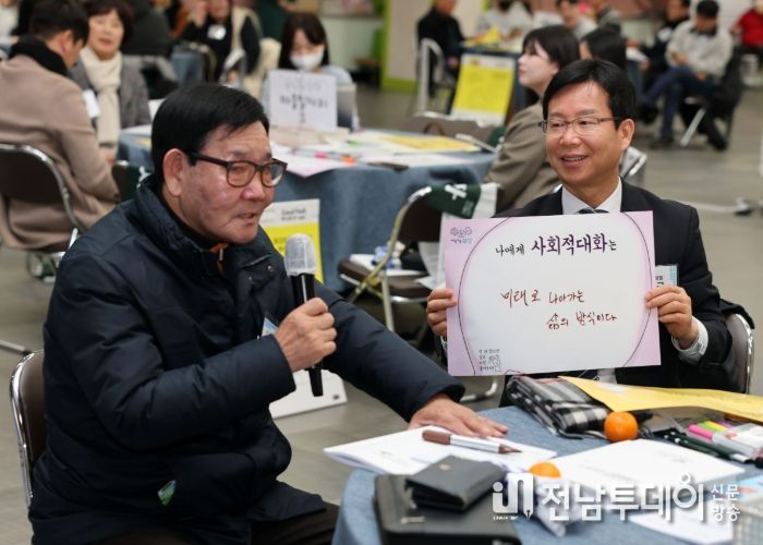 박병규 광산구청장이 지난 22일 구청 7층 윤상원홀에서 열린 제5차 지속가능 일자리 의제발굴단 사회적 대화에 참석해 녹서 제작에 관한 시민 의견을 듣고 있다.