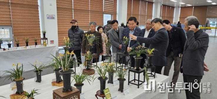 목포·무안·영암 난 합동전시회를 방문한 김산 군수