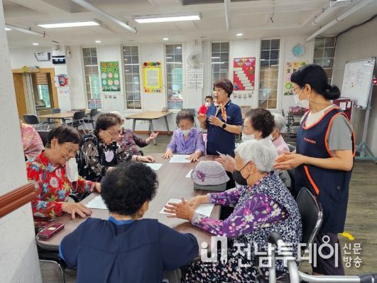 주간보호센터 이용 어르신들이 치매 예방 프로그램에 참여하고 있다.