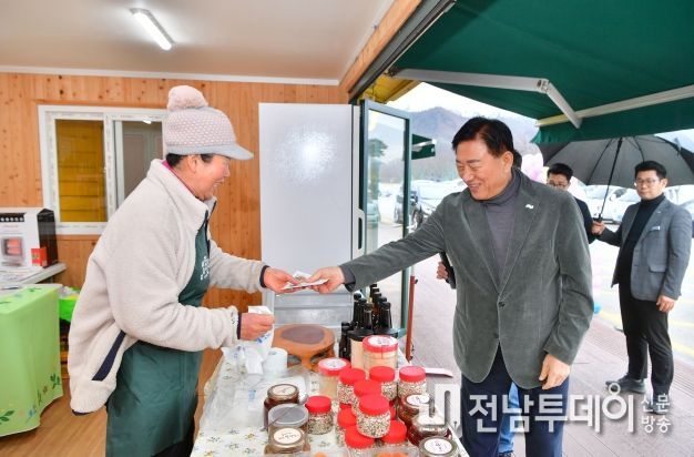 장성군 “장성호 수변길마켓 문 열었어요”
