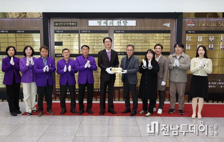 지난 11일, ㈜아스트로너지쏠라코리아 장학기금 전달식 기념 촬영을 하고 있다