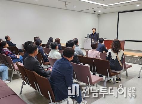 연수생들이 광주학생동립운동 기념관에서 강의를 듣고 있다.