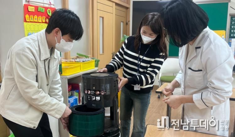 지난 21일 건국초에서 진행된 학교 미세먼지 대응 점검에서 점검 공무원들이 공기 정화장치를 살펴고 있다.