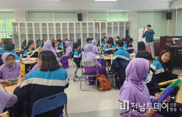 여도중학교를 찾은 인도네시아 방문단 학생들이 공동 영어수업을 하고 있다. 