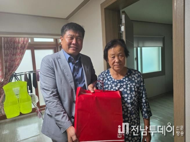 임창복 강진읍장이 보훈가정에 방문하여 위문품을 전달하고 있다.