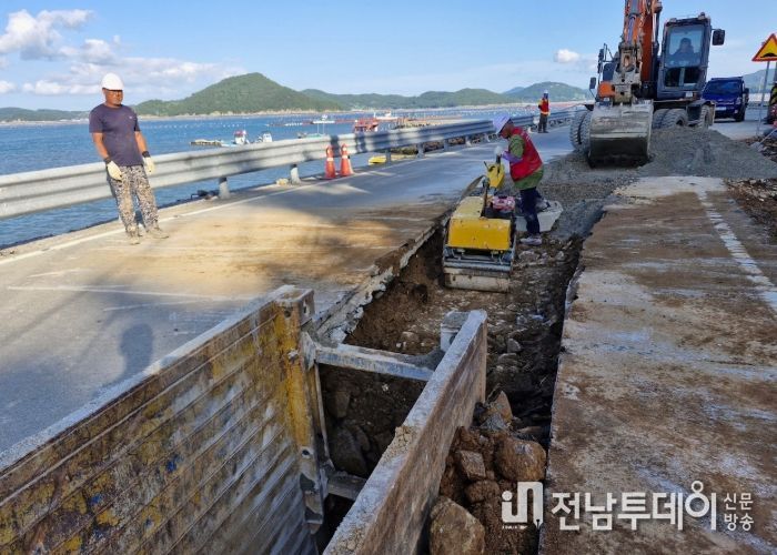 완도군 노화읍 내리에서 하수도 정비 공사를 하는 모습