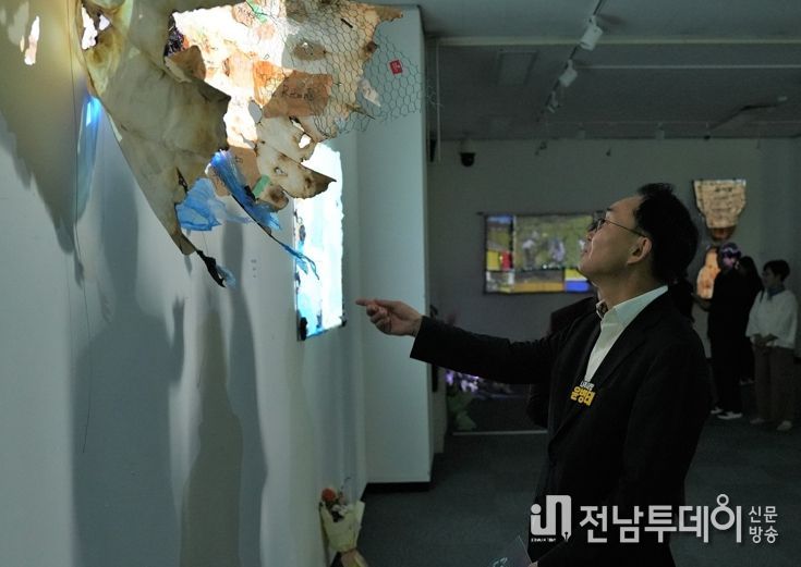 윤병태 시장이 지난 23일 ‘미디어아트×분리배출 REVISION’ 전시회를 찾아 작품들을 관람하고 있다.