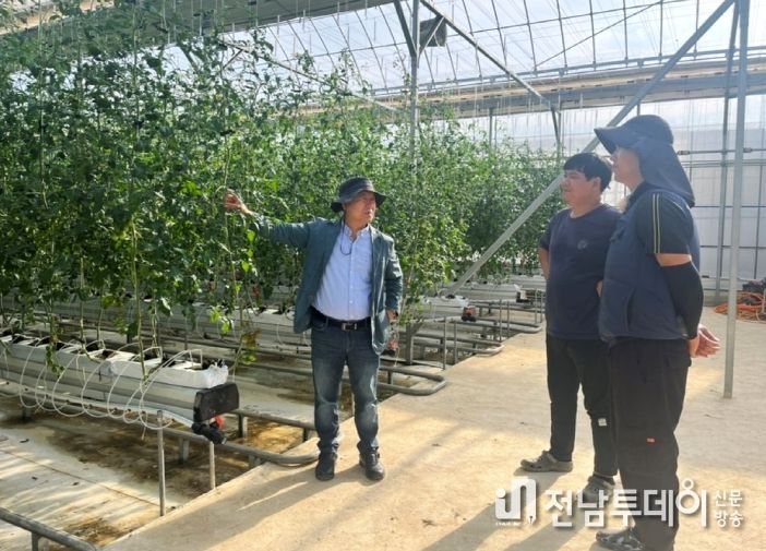 나주시가 청년 농업인 역량 강화를 위해 진행한 ‘2025년 청년 농업인 교육 및 1:1 현장 컨설팅’을 마무리했다. 사진은 청년 농업인 대상으로 교육하고 있는 모습.