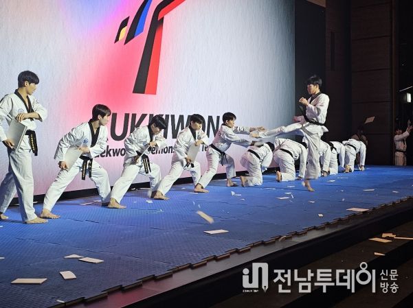 지난 10월 21일(화) 국기원 태권도시범단이 ‘제5회 국제경찰청장회의’에서 시범공연을 선보이는 모습