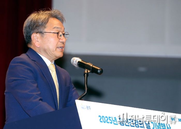 강기정 광주광역시장이 24일 시청 대회의실에서 열린 ‘2025 정신건강의 날’ 기념행사에 참가해 환영사를 하고 있다. /광주광역시 제공