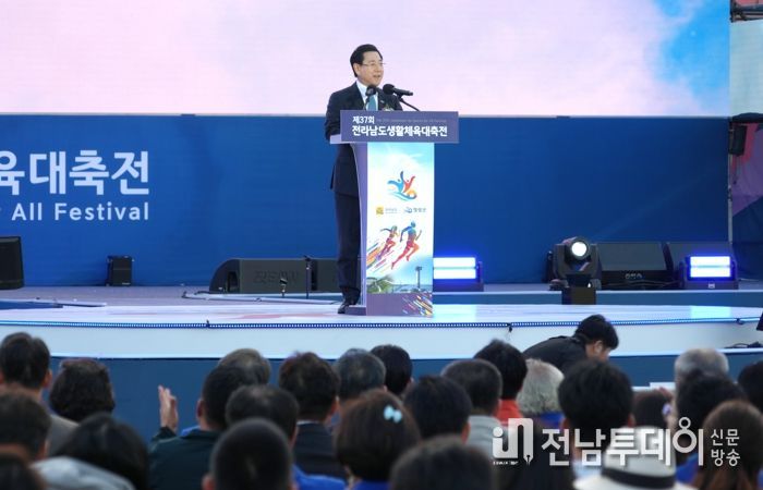 김영록 전라남도지사가 25일 영광 공설운동장에서 열린 ‘제37회 전라남도생활체육대축전’ 개회식에 참석해 기념사를 하고 있다.