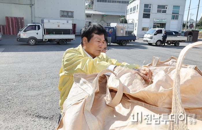 이상익 함평군수가 통합RPC를 방문해 공공비축미 확인하는 모습