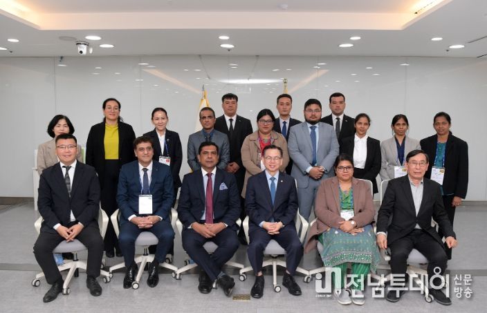 고광완 광주광역시 행정부시장이 27일 오전 시청 소회의실에서 ‘아시아지역 지방정부 인권행정 역량강화 연수’에 참여하고 있는 아시아 5개국 공무원들과 환담을 나눈 후 기념촬영을 하고 있다. /광주광역시 제공