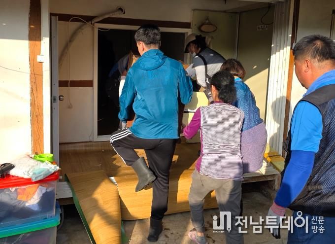 영암군 민·관협력, 쓰레기 더미 속 가정 새단장