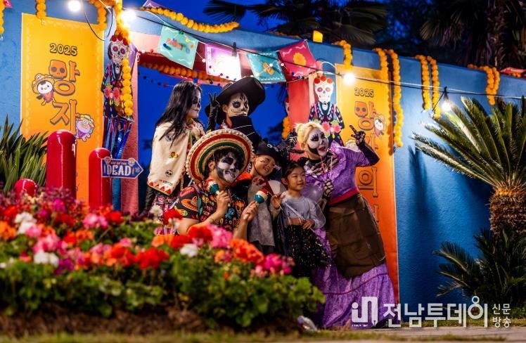 지난 25일 순천만국가정원에서 열린 ‘멕시코 망자의 정원 축제’에서 코스프레 복장을 한 배우들과 함께 사진을 찍는 아이들.