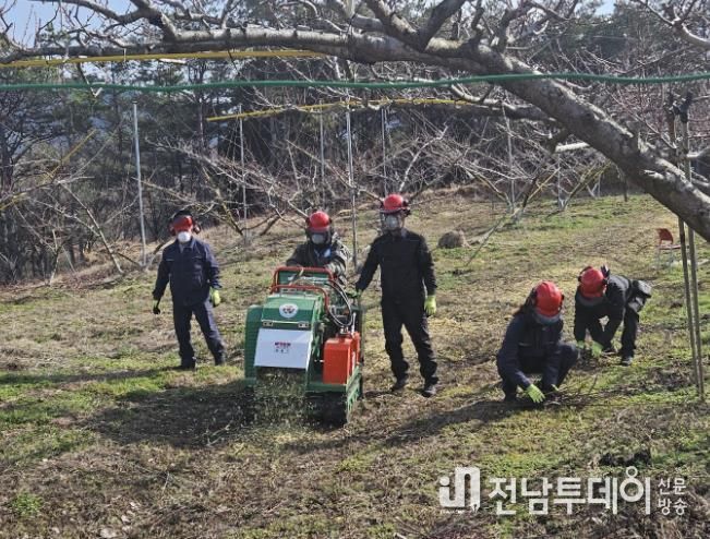 보성군은 오는 11월 3일부터 ‘영농부산물 파쇄지원단’을 본격 운영해 산불 예방과 미세먼지 저감, 농촌 일손 부담 완화에 나선다_2024년 파쇄지원단 활동 사진(1)