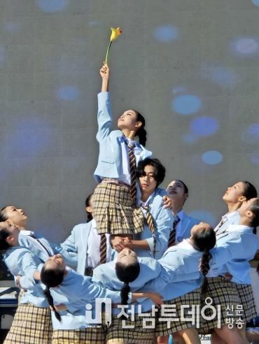 25일 ‘제2회 지역대표공연예술제-무안 네가 꽃’에서 펼쳐진 무대 공연