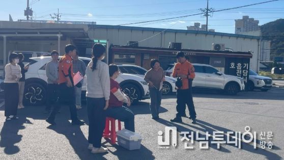 부상자 처치 및 소방서 훈련교관에게 훈련 강평을 듣고 있는 모습.