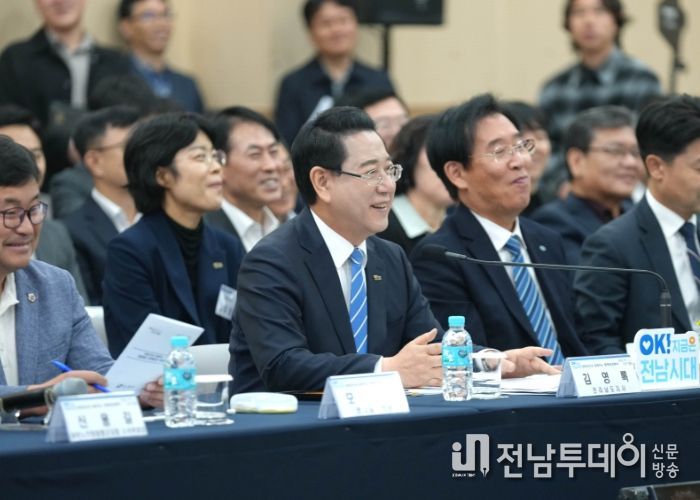 김영록 전라남도지사가 28일 함평 어울림커뮤니티센터에서 열린 ‘함평군 정책비전 투어’행사에 참석해 인사말을 하고 있다.