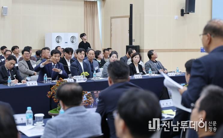 이상익 함평군수가 정책비전 투어에서 연설하는 모습