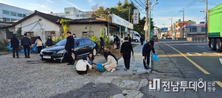 30일 아침 청사 주변을 청소하고 있는 무안군 공직자들