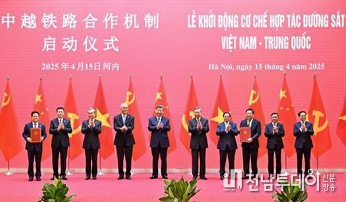 시진핑(習近平) 중국 국가주석이 4월 15일 오전 하노이 국제컨벤션센터에서 또 럼 베트남 공산당 서기장, 팜 민 찐 베트남 총리와 함께 '중국-베트남 철도협력 메커니즘' 출범식에 참석했다. (사진/신화통신)