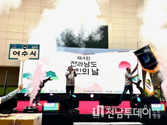 2026년 ‘제5회 전라남도 상인의 날’ 개최지로 최종 선정돼 지난 30일 무안 종합스포츠파크에서 열린 제4회 행사에서 전남상인연합회의 기를 전달받았다.