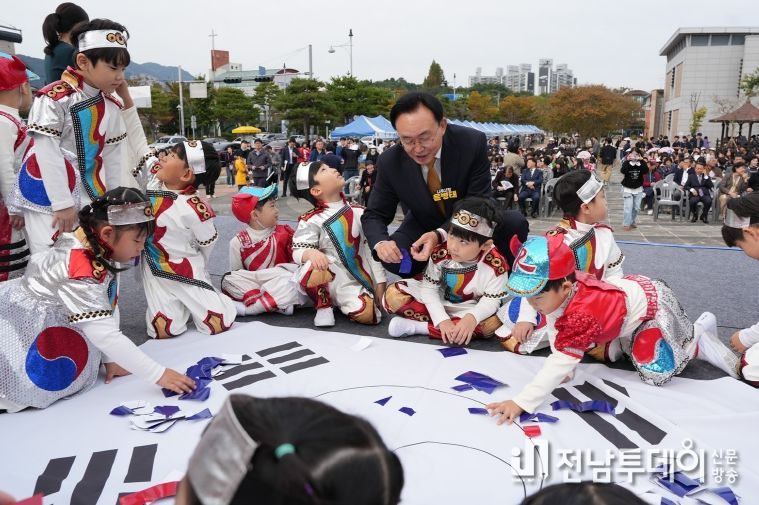 윤병태 시장이 태극기 만들기 체험을 하는 아이들과 함께하고 있다.