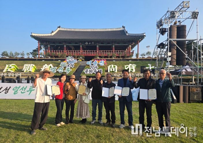 보성군, 제3회 대한민국 차나무분재대전 및 2025 전라남도 우수분재대전 성황리 마무리__제3회 대한민국 차나무분재대전 수상자 단체 사진