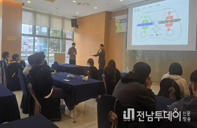 광주시교육청이 30일 국립중앙과학관에서 진행한 AI 체험 캠프에서 참가 학생들이 드론에 대해 실습하고 있다.