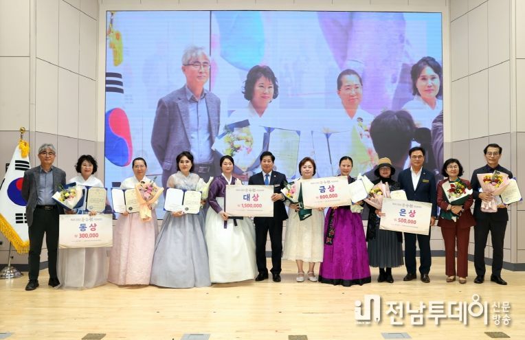 고흥군, 제9회 송수권 시문학상 및 제6회 시 낭송대회 성황리에 마무리- 공영민 고흥군수(왼쪽 6번째)가 31일 군청 우주홀에서 열린 ‘제6회 송수권 시 낭송대회’에서 대상 수상자인 한은주 씨(왼쪽 5번째) 등 수상자와 기념촬영을 하고 있다