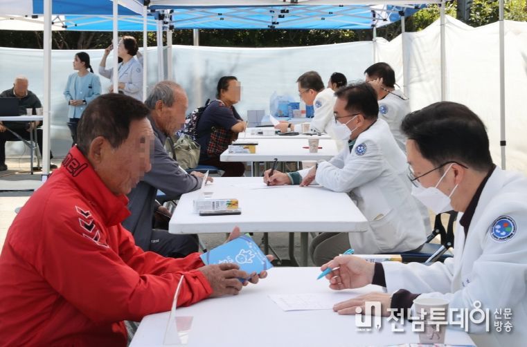 고흥군, 호남권역재활병원과 연계 심뇌혈관질환 예방사업 추진- 31일 호남권역재활병원 문경래 병원장을 비롯한 의료진이 내과, 정형외과, 재활의학과 등 전문 진료를 실시하며 주민들에게 맞춤형 치료 상담을 제공하고 있다.