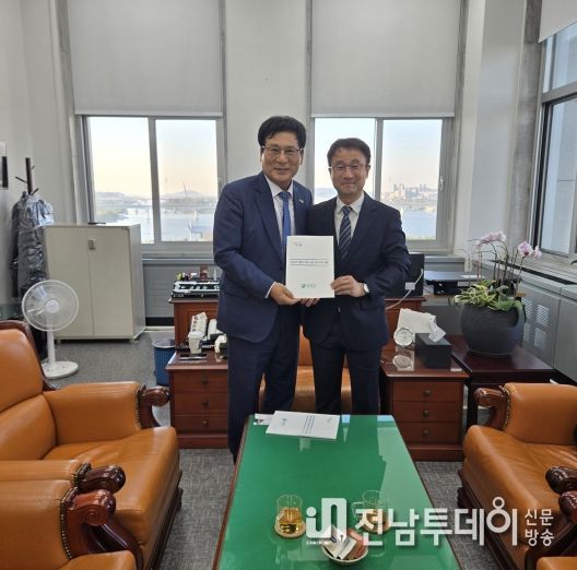 이상익 함평군수, 조계원 의원 기념촬영 모습