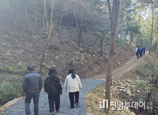 트레킹길을 즐기는 이용객들의 모습