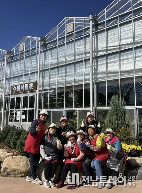 2025 대한민국 국향대전, (사)한국생활개선회함평군연합회가 두건을 착용한 모습