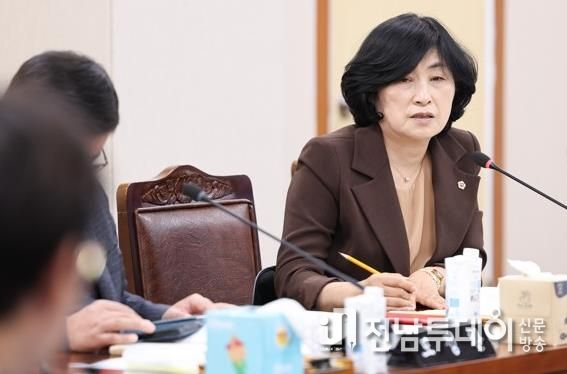 전라남도의회 전서현 의원(국민의힘, 비례)이 도민행복소통실 행정사무감사에서 청년 자원봉사 활성화 방안을 제안하고 있다.