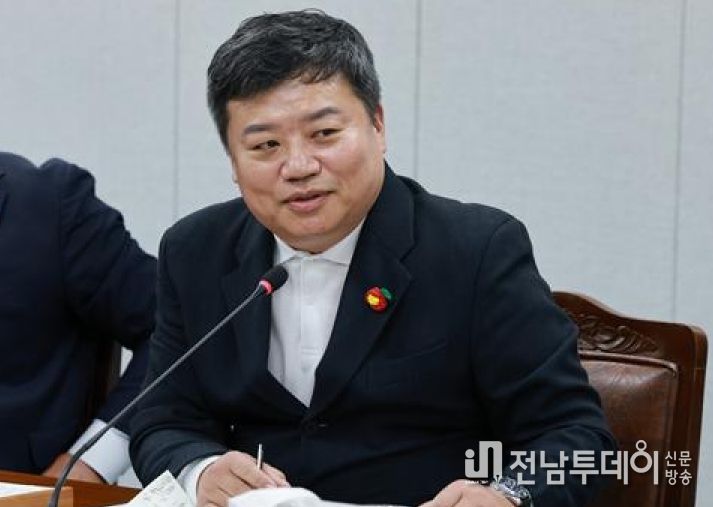 정영균 의원 의회운영위원회에서 질의 모습