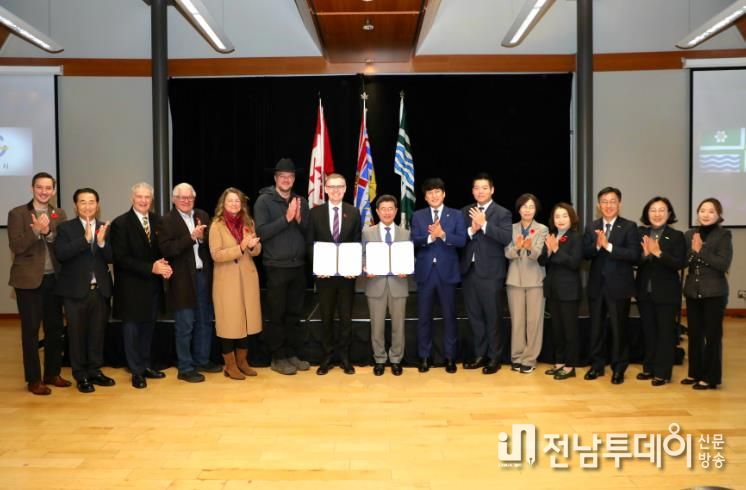 광양시, 북미 지역 첫 우호도시 체결…국제교류 네트워크 외연 확장 - 철강항만과(우호도시 협약 체결 단체사진)